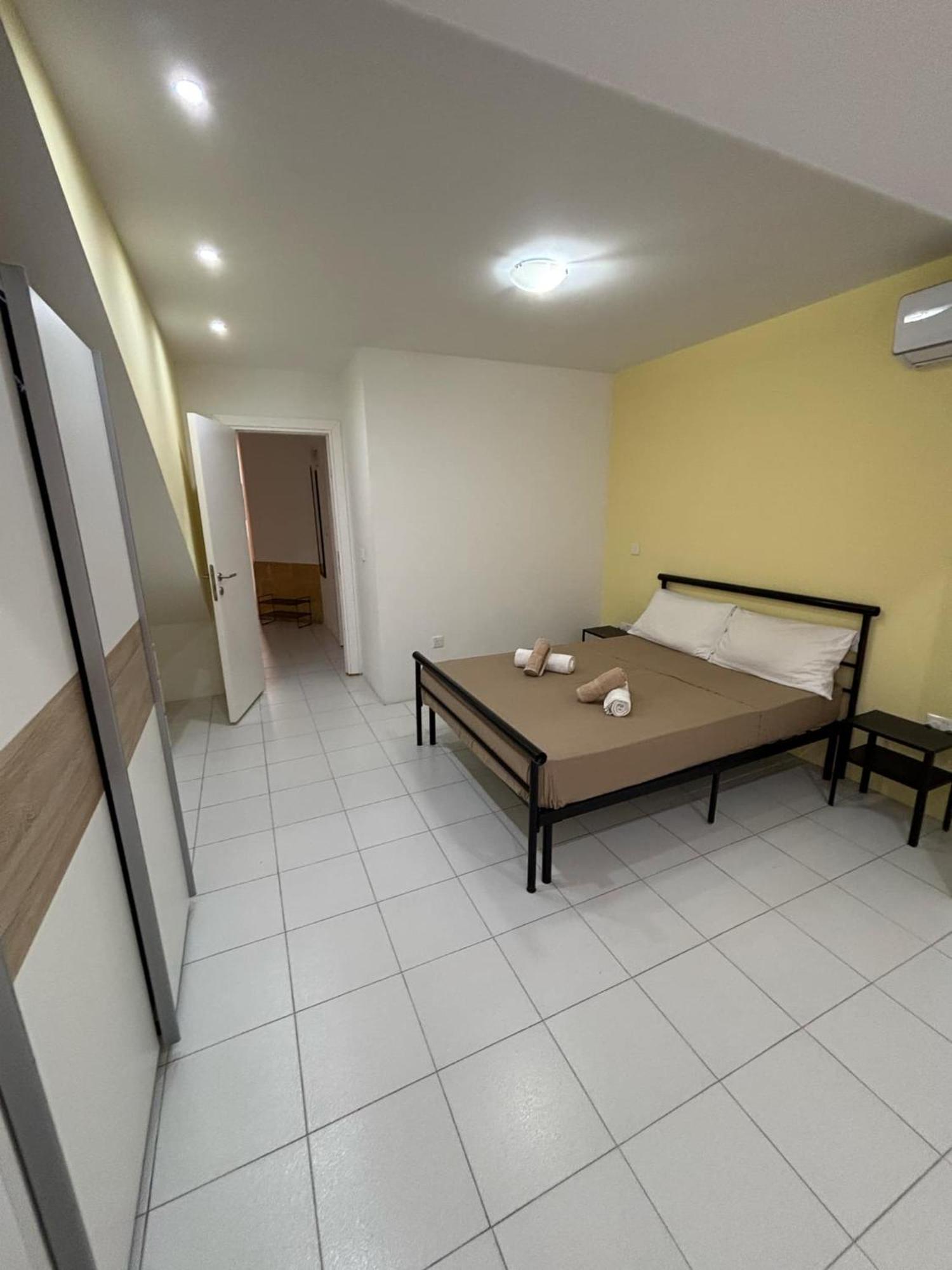 1 Bedroom In The Heart Of St Julians Lägenhet